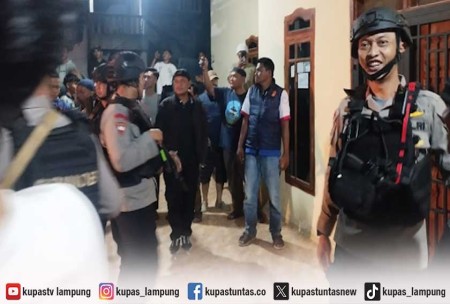 Massa Kepung Rumah Kades di Natar Lampung Selatan, Brimob Evakuasi Dua Terduga Pelaku Curat dengan Baracuda