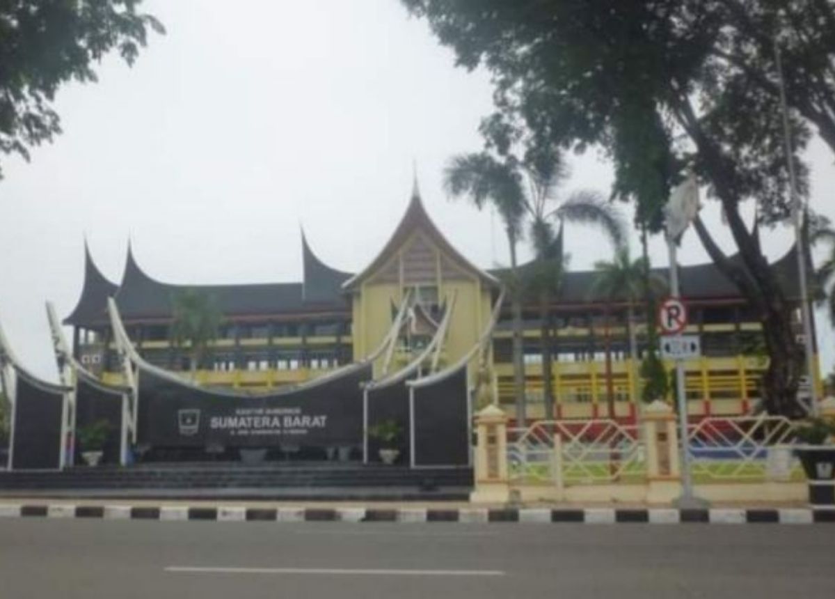 Mahasiswa dari HMI, GMNI, dan BEM SU Gelar Aksi di Kantor Gubernur Sumbar, Tuntut Dana APBD hingga Tambang Ilegal
