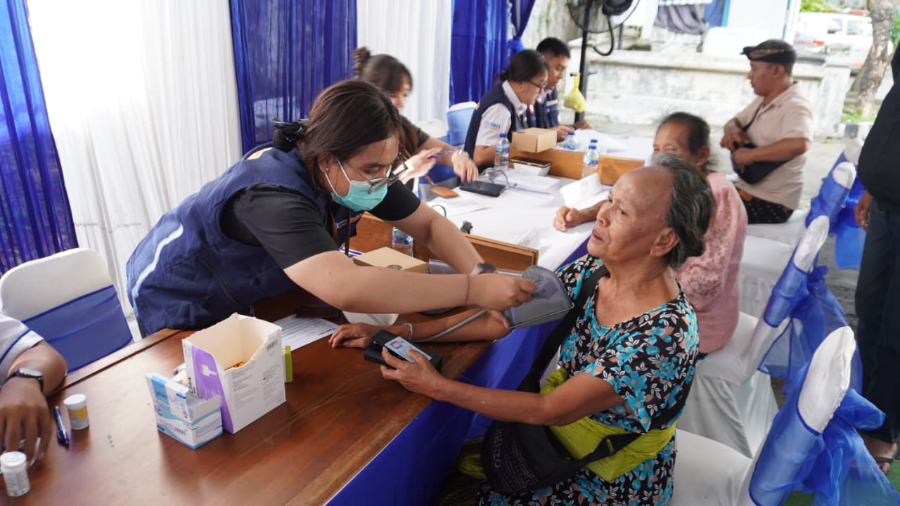 BRI Denpasar Gelar Cek Kesehatan Gratis untuk 100 Pensiunan di KCP Telesera, Lengkap dengan Bazar UMKM