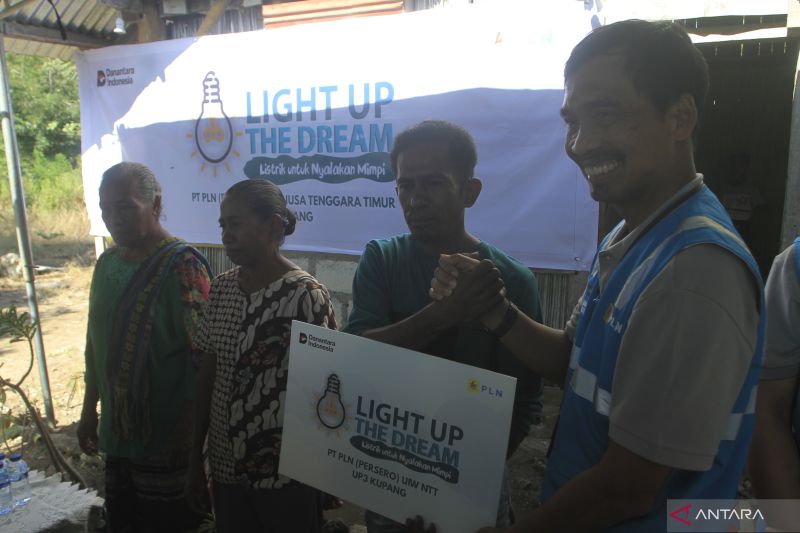 50 Rumah Tangga Kurang Mampu di NTT Akhirnya Menikmati Listrik Gratis dari Program PLN Light Up The Dream