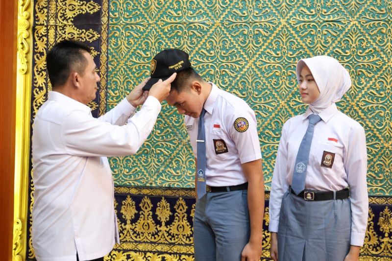 Gubernur Ansar Lepas Dua Calon Paskibraka Asal Tanjungpinang dan Bintan ke Pelatihan Nasional