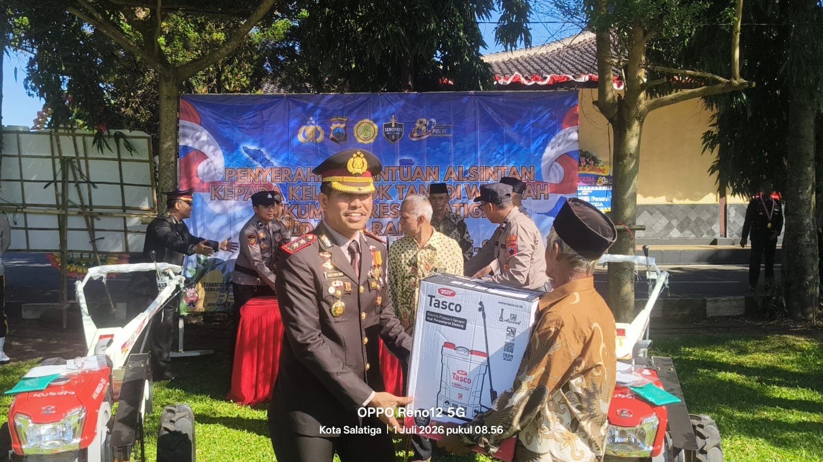 Polres Salatiga Serahkan 7 Unit Alsintan ke Kelompok Tani di Puncak Hari Bhayangkara ke-80