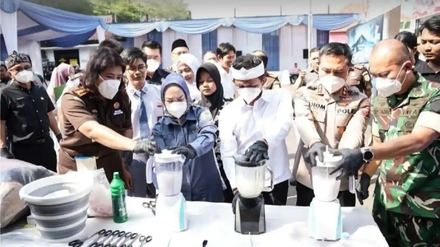Kejari Purwakarta Ajak Pelajar Saksikan Pemusnahan Barang Bukti 77 Perkara, Jadi Edukasi Hukum Generasi Muda