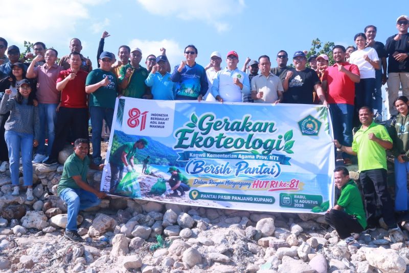 Kemenag NTT Ajak Lintas Lembaga Keagamaan Bersihkan Pantai Pasir Panjang Kupang, Wujud Nyata Ekoteologi Jelang HUT ke-81 RI