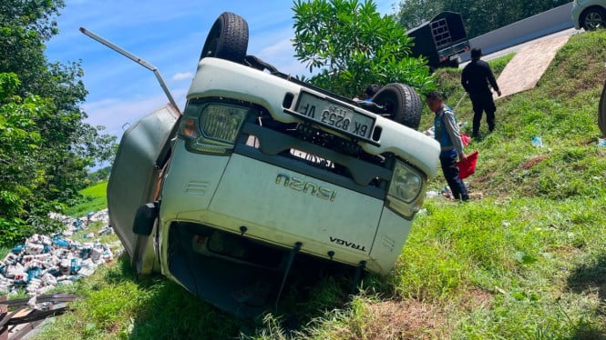 Mobil Pickup Terguling di Tol Medan-Tebing Tinggi Akibat Ban Pecah, Tiga Orang Luka-luka Dievakuasi ke RS
