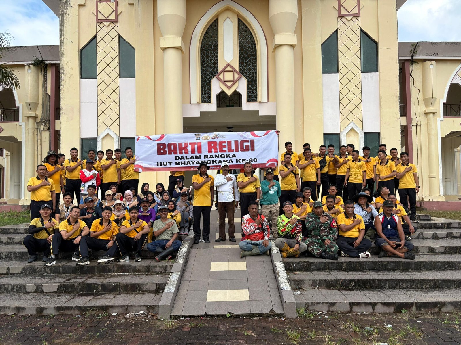 Sambut Hari Bhayangkara ke-80, Polres Tarakan Bersihkan Rumah Ibadah di Kota Tarakan, Warga Apresiasi Langkah Polisi