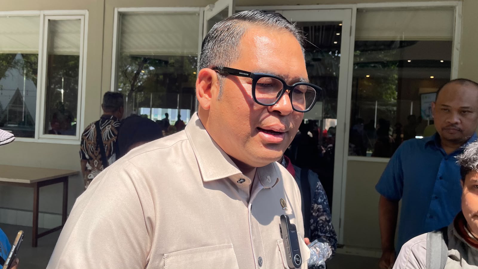 Ketua Komisi I DPRD Kabupaten Bogor Ipeck Serahkan Perahu Karet dari Dana Pribadi untuk Atasi Darurat Sampah di Kali Baru Cibinong