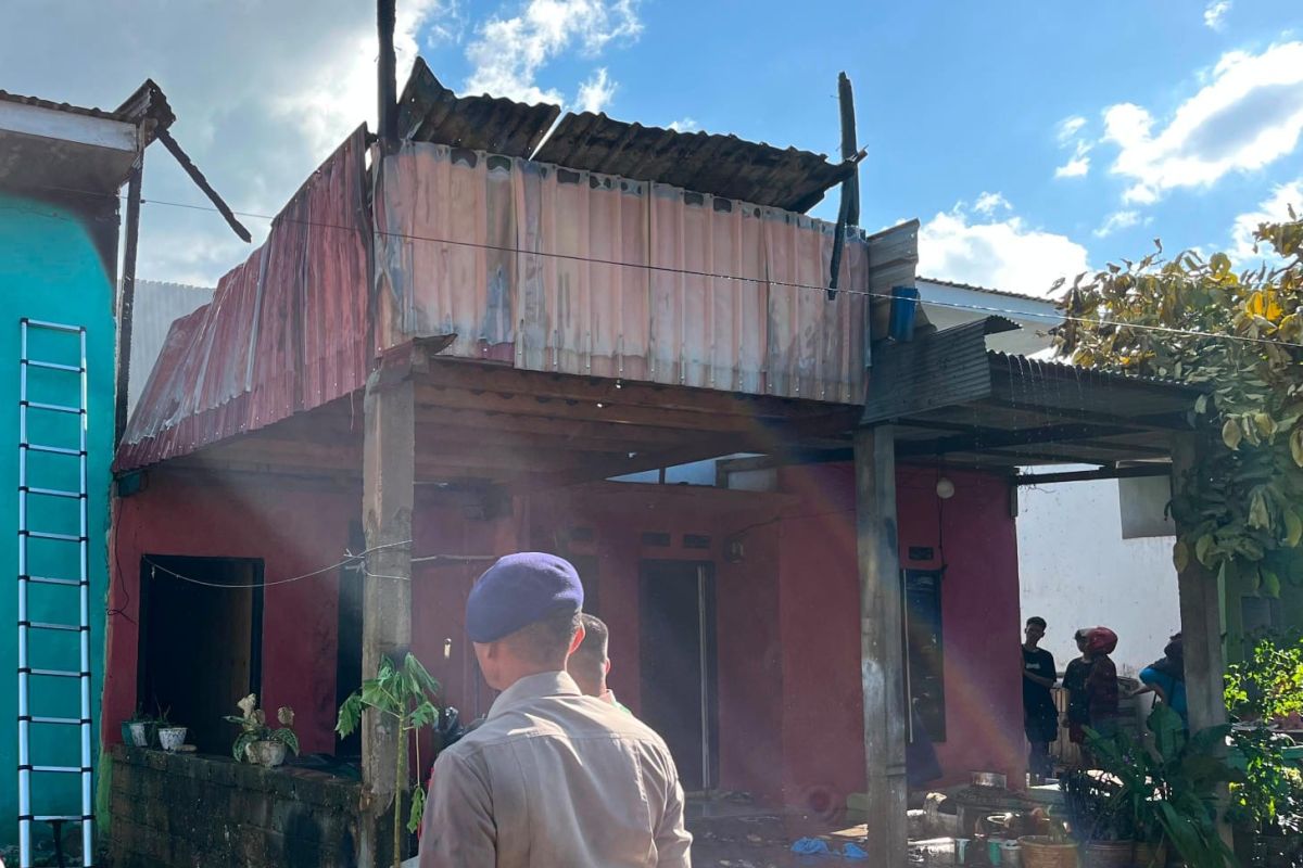 Brimob Sultra Kerahkan Mobil Taktis AWC Padamkan Kebakaran Rumah di Konawe Selatan, Bantuan Langsung Disalurkan