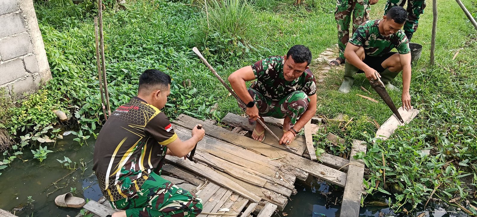 Satgas TMMD Ke-129 Kodim 0418 Palembang Perbaiki Jembatan Akses Rumah Warga di Talang Jambe Sukarami