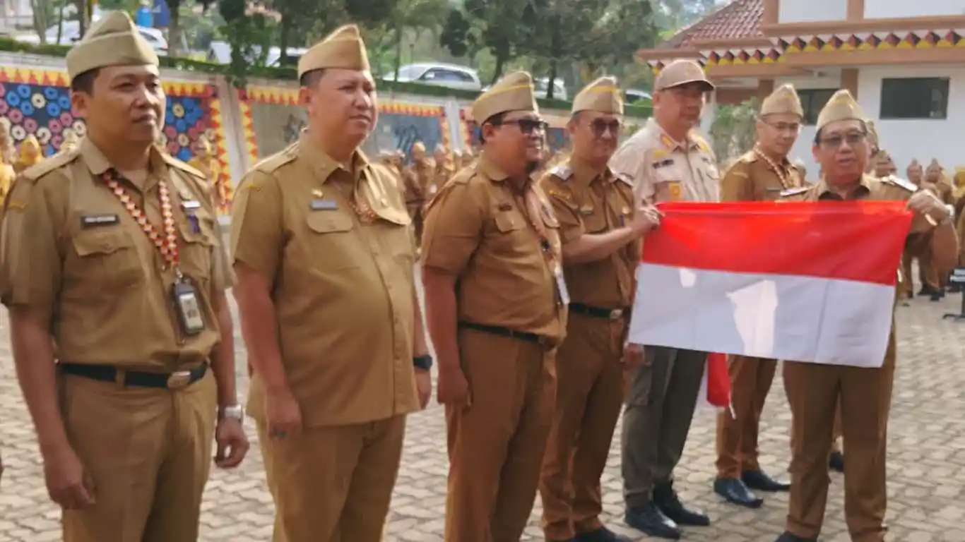 Sekda Tanggamus Canangkan Gerakan Pembagian Bendera Merah Putih 2026, 20 Kecamatan Terima Simbolis