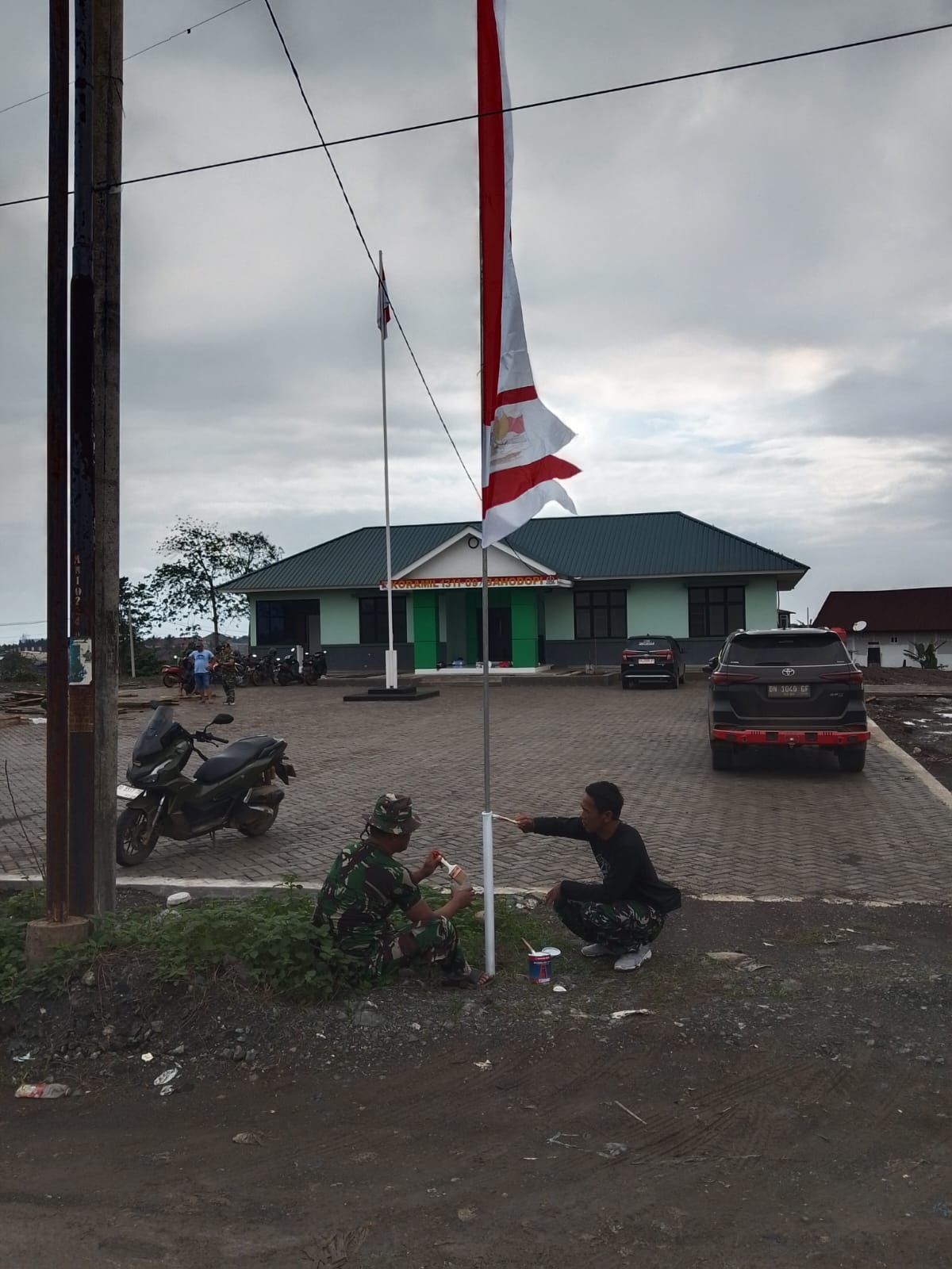 Personel Koramil Bahodopi Bersihkan dan Cat Markas Sambut HUT RI ke-81, Danramil Sebut Wujud Semangat Gotong Royong