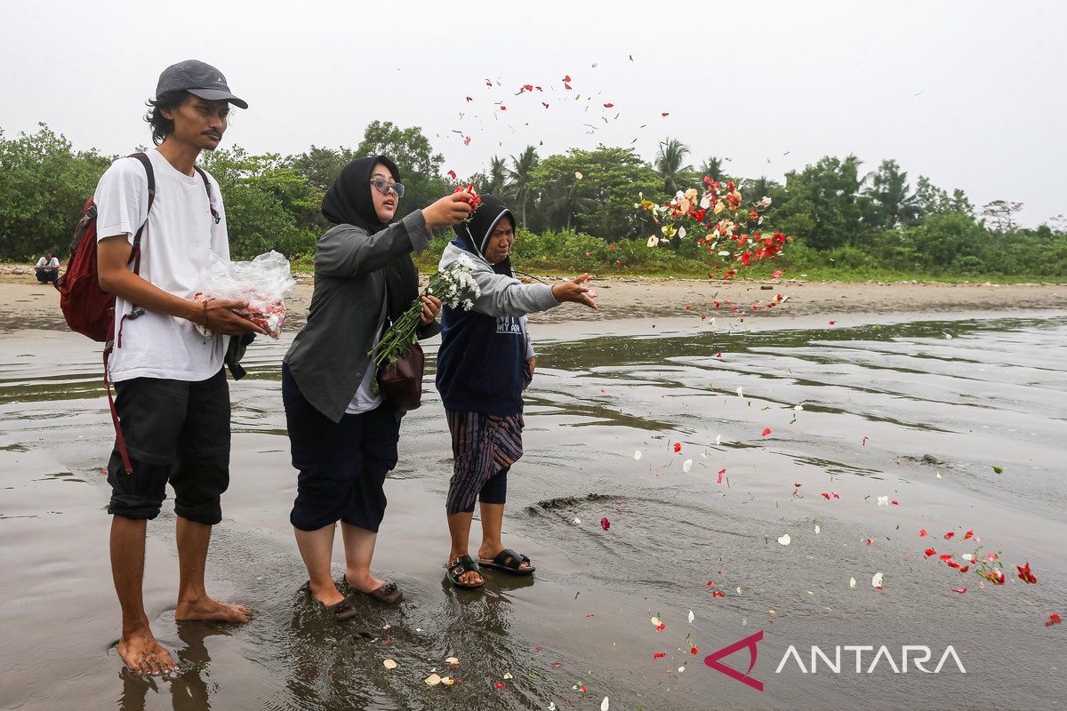 ANTARA Tetap Dampingi Keluarga Pewarta Foto Bagus Khoirunas meski Operasi SAR Selat Sunda Dihentikan