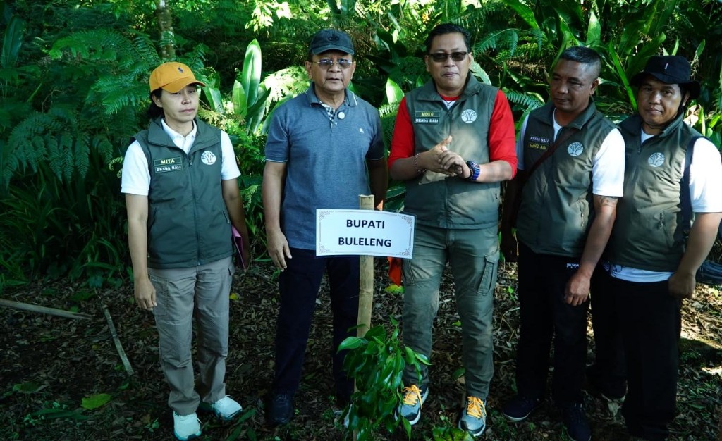 Bupati Buleleng Nyoman Sutjidra Ajak Warga Lakukan Pertobatan Ekologis di Hari Lingkungan Hidup, Seratus Bibit Durian Ditanam di Kawasan Danau Tamblingan