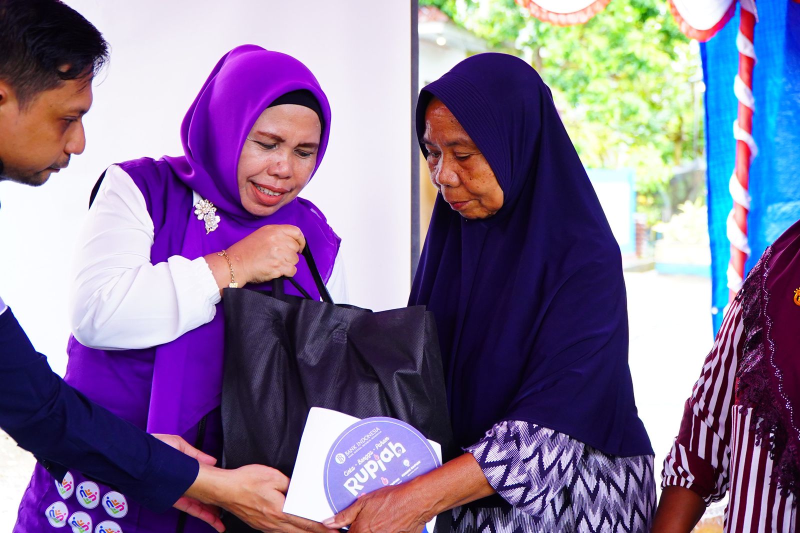 Ketua TP-PKK Tidore Dampingi BI Malut Edukasi Cinta Rupiah di Posyandu Desa Ampera, Warga Dapat Sembako Gratis