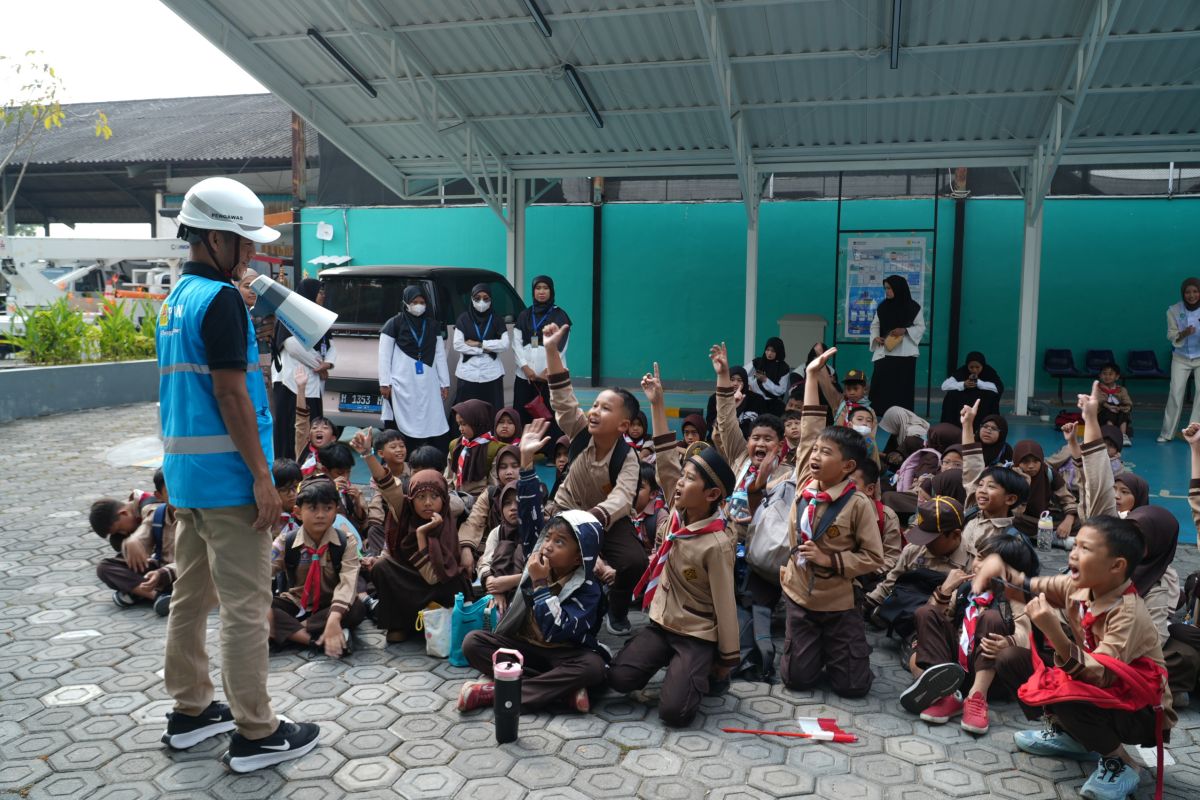 PLN UID Yogyakarta Ajak 30 Siswa SD Belajar Keselamatan Listrik di SPKLU Center, Tanamkan Budaya Aman Sejak Dini