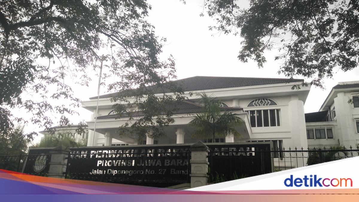 DPRD Jabar Sahkan Perda Pertanggungjawaban APBD 2025, Gubernur Dedi Mulyadi Beri