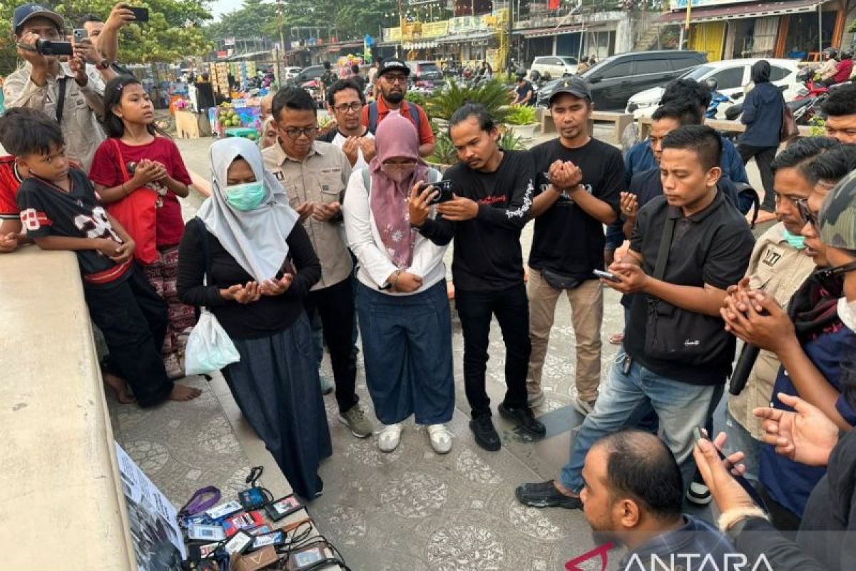 IJTI Sumbar Gelar Doa Bersama di Pantai Padang untuk 5 Jurnalis Hilang di Perairan Anak Krakatau