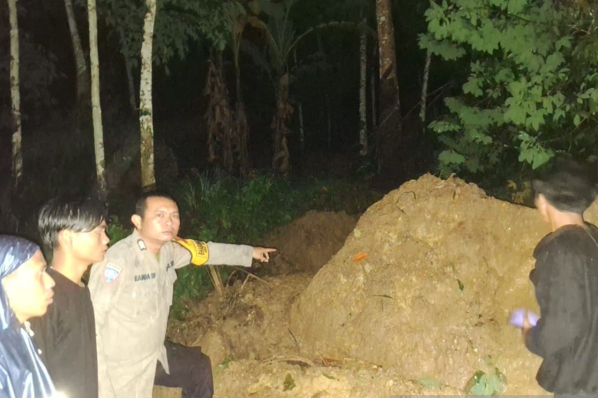 Ibu dan Anak Tertimbun Longsor di Batangtoru Tapsel, Tim Gabungan Masih Cari Korban di Tengah Hujan