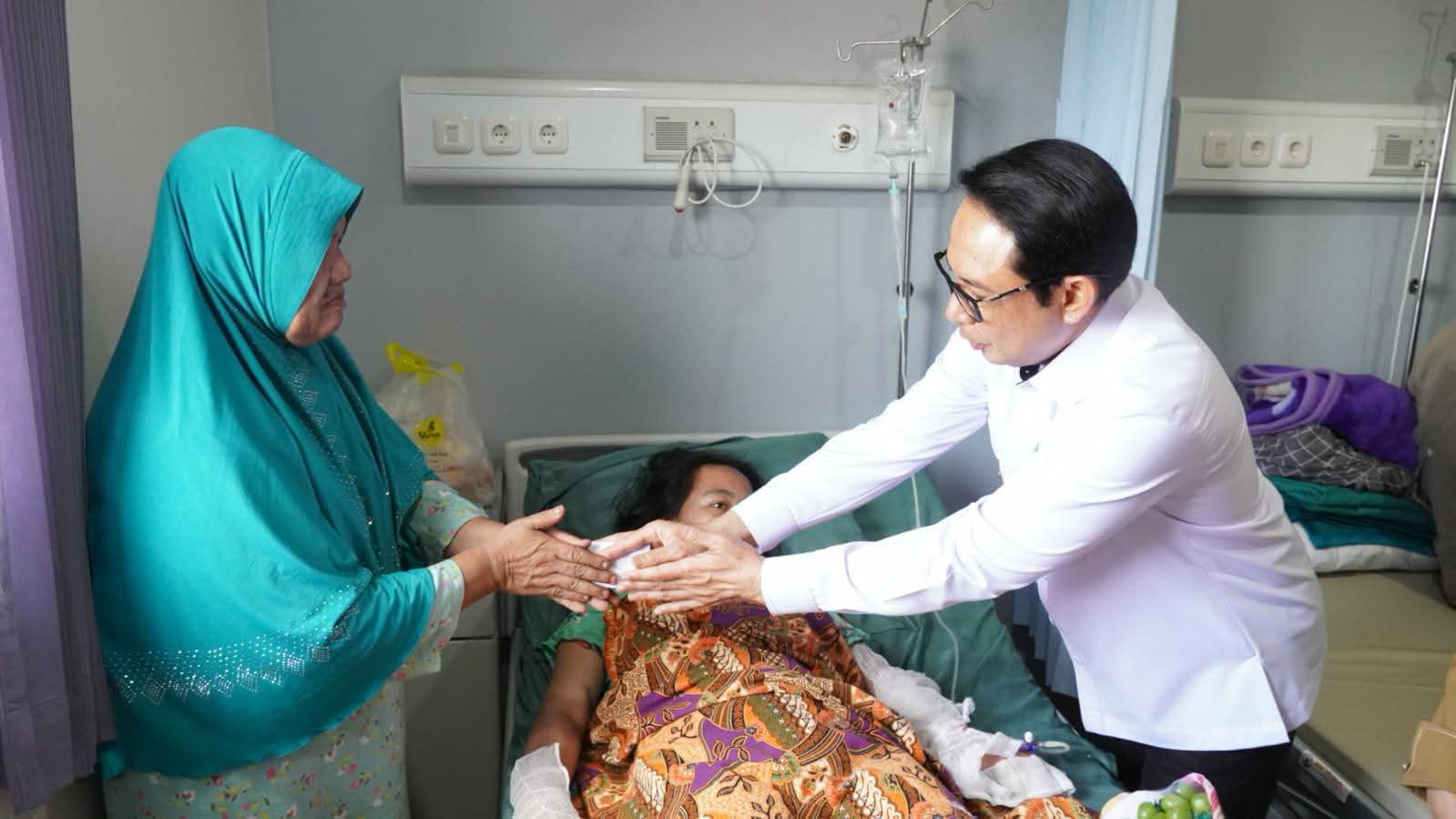 Wali Kota Bengkulu Dedy Wahyudi Jenguk Azalia Dimitri Korban Kebakaran Jalan Jenggalu, Bawa Bantuan untuk Biaya Perawatan