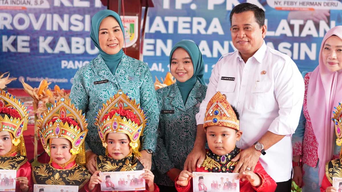 Ketua TP PKK Sumsel Feby Herman Deru Resmikan Gedung Sekretariat PKK Banyuasin, Salurkan Bantuan untuk Balita hingga Pasien TB