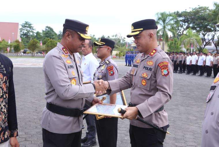Polres Manokwari Selatan Raih IKPA Terbaik Kategori Pagu Sedang dari KPPN, Kapolda Papua Barat Serahkan Penghargaan