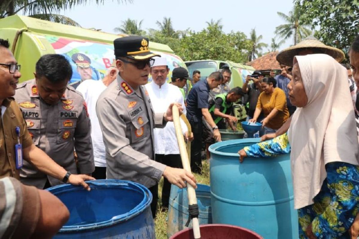 Polres Metro Tangerang Kota Salurkan 32 Ribu Liter Air Bersih untuk 2.039 Warga Pakuhaji