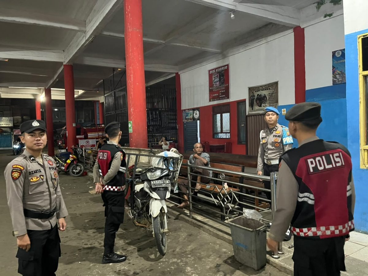 Patroli Dialogis Malam Hari, Polres Landak Sambangi Pusat Keramaian Warga Demi Jaga Kamtibmas
