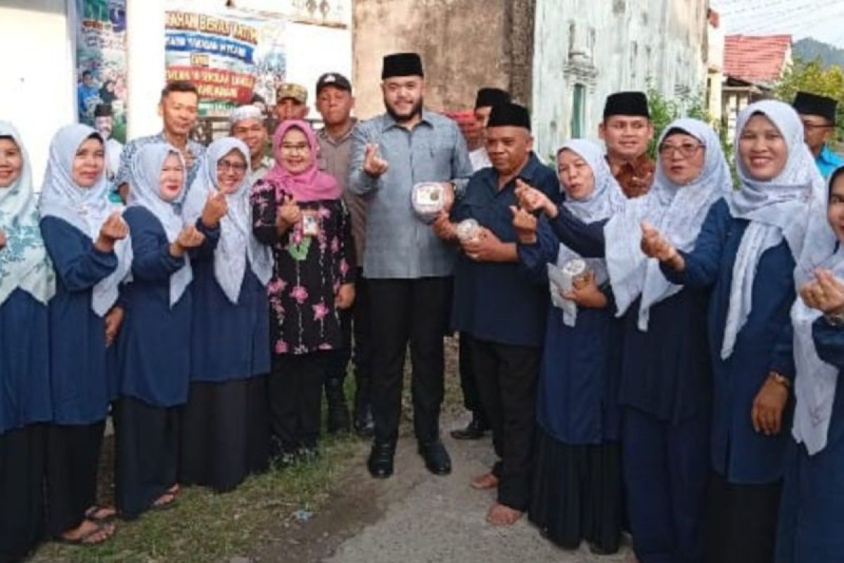 Wali Kota Padang Fadly Amran Resmikan Kelas Baru Sekolah Lansia dan Salurkan Bantuan ke 62 Anak Yatim di Lubuk Begalung