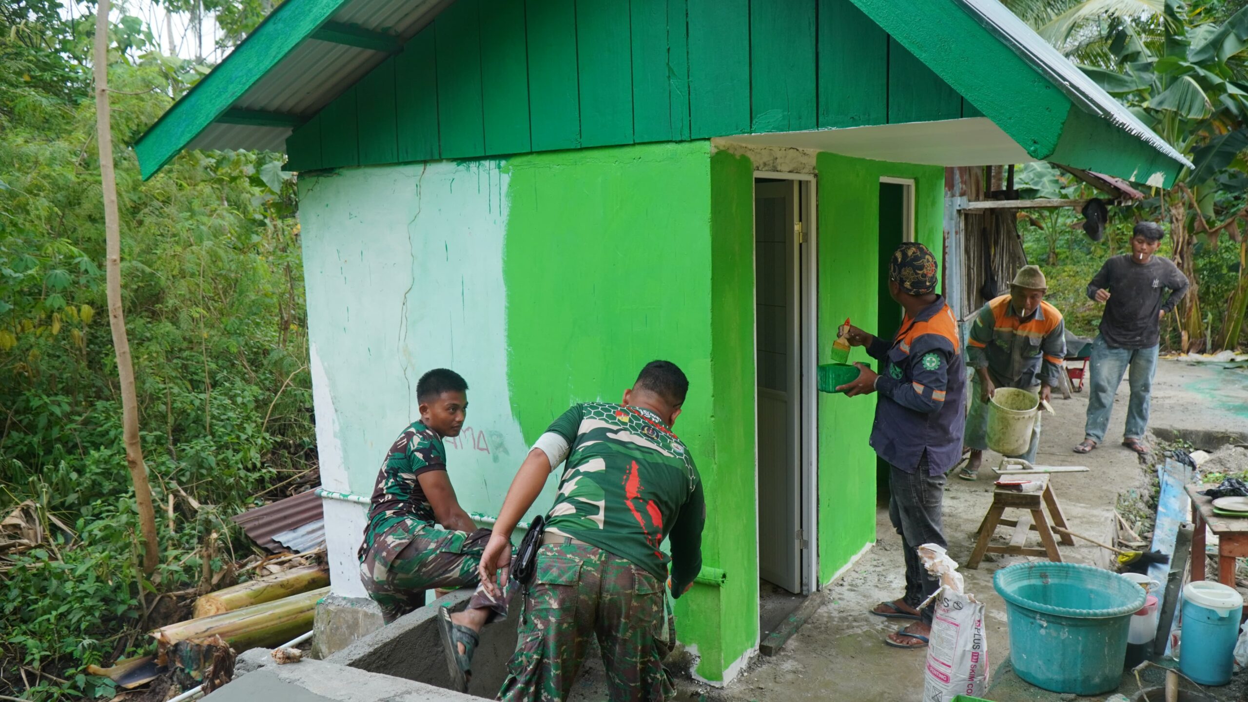 Pengecatan Dinding MCK SDN Desa Pulau Dua Nyaris Rampung, Satgas TMMD Ke-129 Kerja Bakti Bersama Warga Morowali
