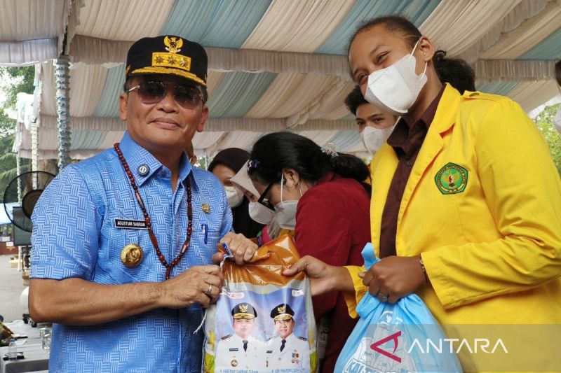 Gubernur Kalteng Agustiar Sabran Salurkan 3.500 Paket Bantuan untuk Mahasiswa Terdampak Karhutla