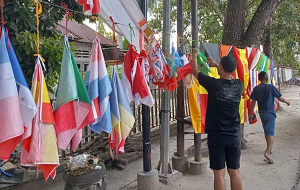 Demam Piala Dunia 2026 Mulai Terasa di Gorontalo, Pedagang Bendera Musiman Ramaikan Jalan HB Jassin