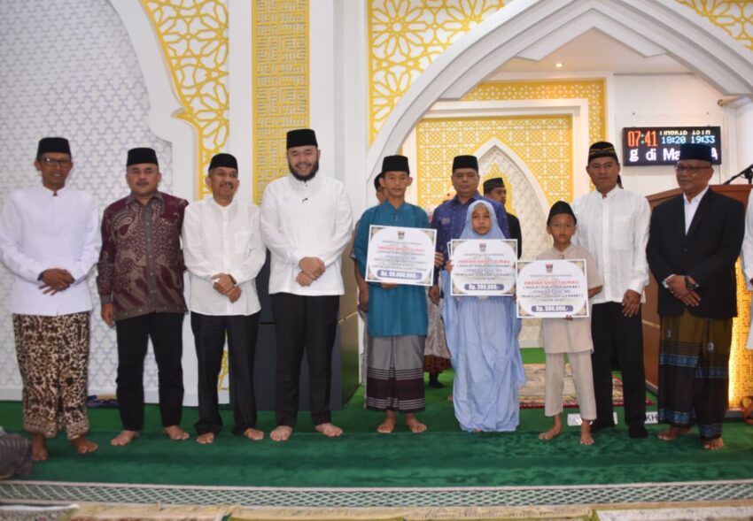 Wali Kota Padang Serahkan Hadiah Smart Surau Rp180 Juta untuk 600 Pelajar saat Salat Iduladha, 9.801 Hewan Kurban Terkumpul