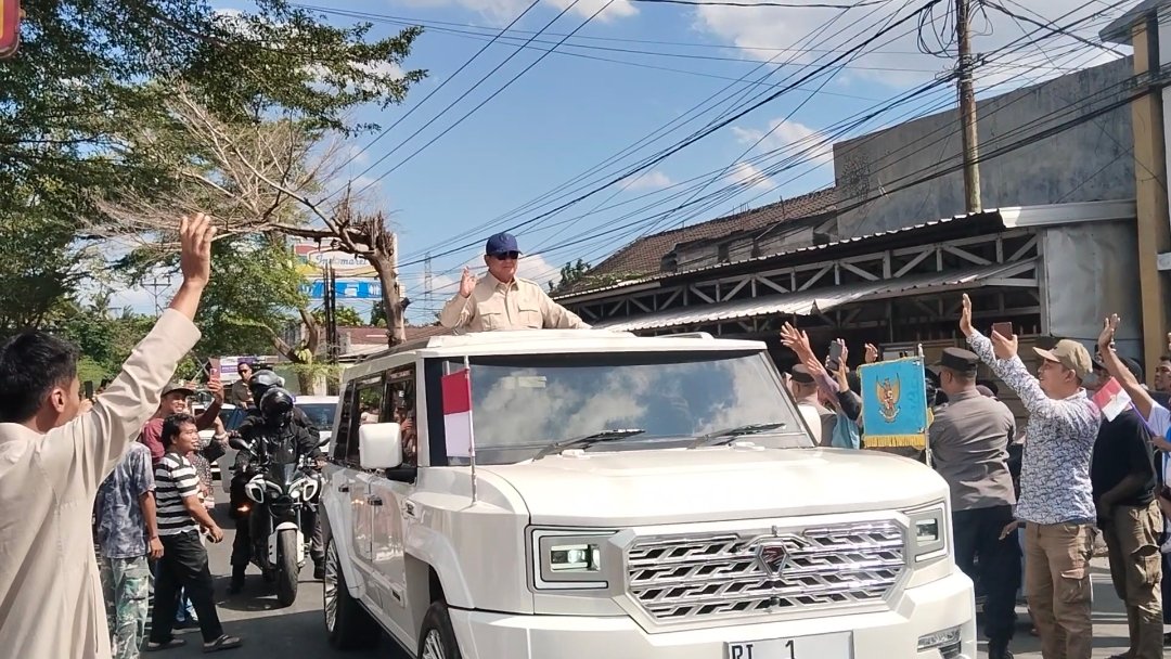 Momen Presiden Prabowo Sapa Warga Kekeri Lombok Barat, 300 Siswa SD hingga Guru Ikut Antusias