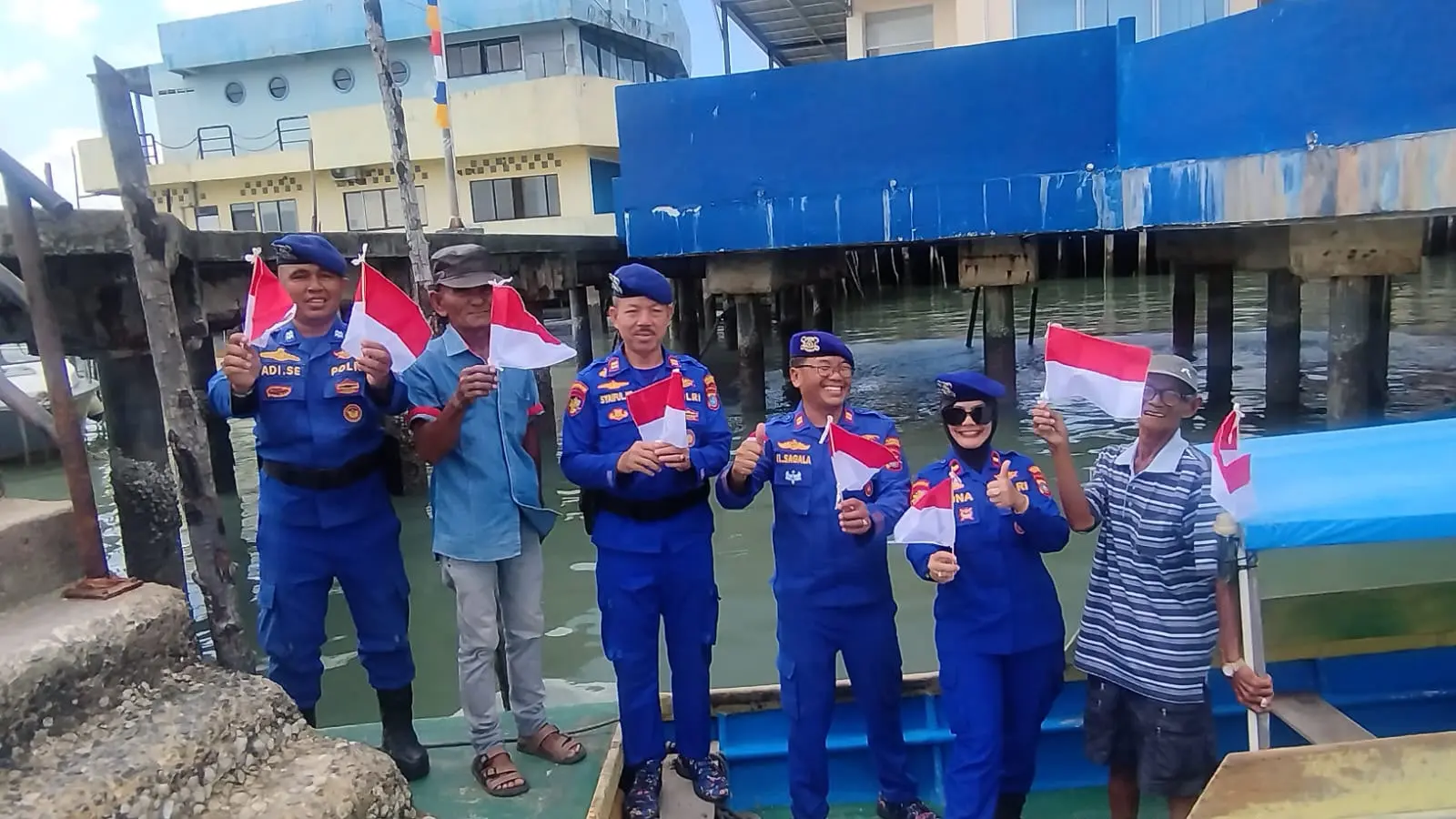 Polresta Tanjungpinang Bagikan 1.000 Bendera Merah Putih ke Warga, dari Pulau Penyengat hingga Pelabuhan Sei Jang