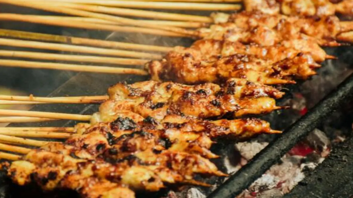 5 Tempat Makan Sate Paling Hits di Cirebon: Jangan Lewatkan Sensasi Sate Kalong yang Cuma Buka Malam Hari