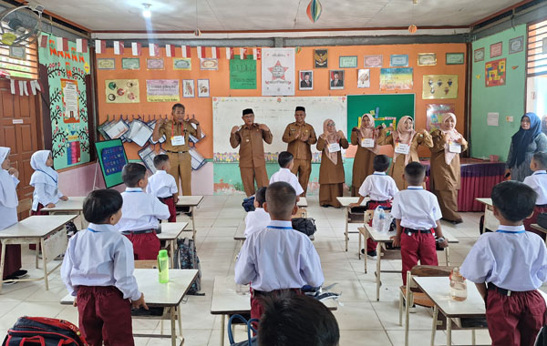 Camat Teupah Tengah Terapkan Gerakan Ayah Antar Anak ke Sekolah, Dirangkaikan dengan Upacara Bendera di Simeulue