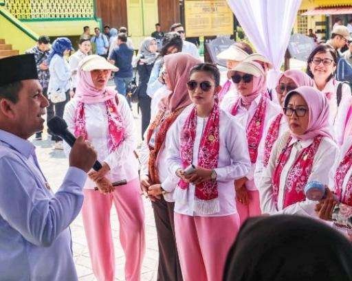 Selvi Gibran dan Seruni KMP Ziarah ke Makam Raja Ali serta Beri Bantuan Sekolah di Pulau Penyengat Tanjungpinang