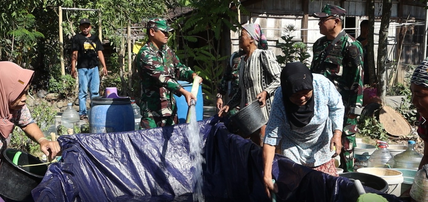 Kodim 0714/Salatiga Kirim Ribuan Liter Air Bersih ke Dusun Jagir, Warga Semarang Terdampak Kekeringan Mulai Terbantu