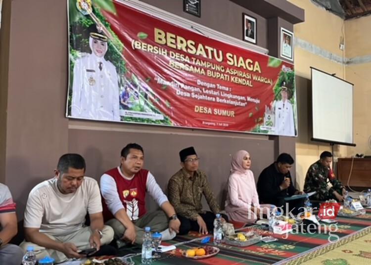 Bupati Kendal Ajak Warga Desa Sumur Gotong Royong Tangani Sampah, Pemilahan Plastik Dimulai dari Keluarga