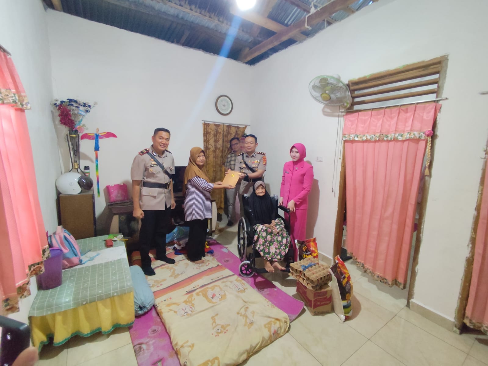 Sat Intelkam Polres Lahat Salurkan Kursi Roda dan Sembako ke Lansia Lumpuh di Hari Bhayangkara ke-80