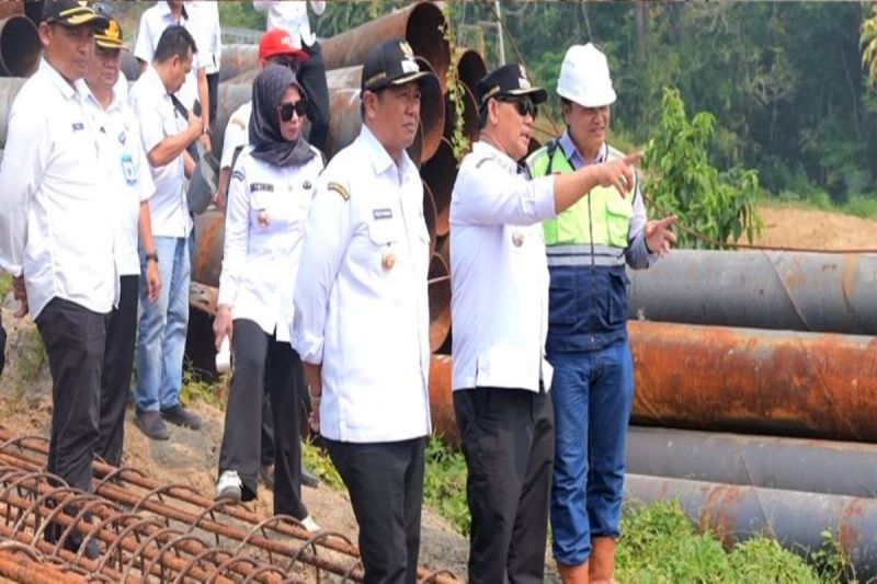 Bupati Barito Utara Tinjau Progres Jembatan Lemo, Target Penyelesaian Dikejar Tanpa Korbankan Mutu