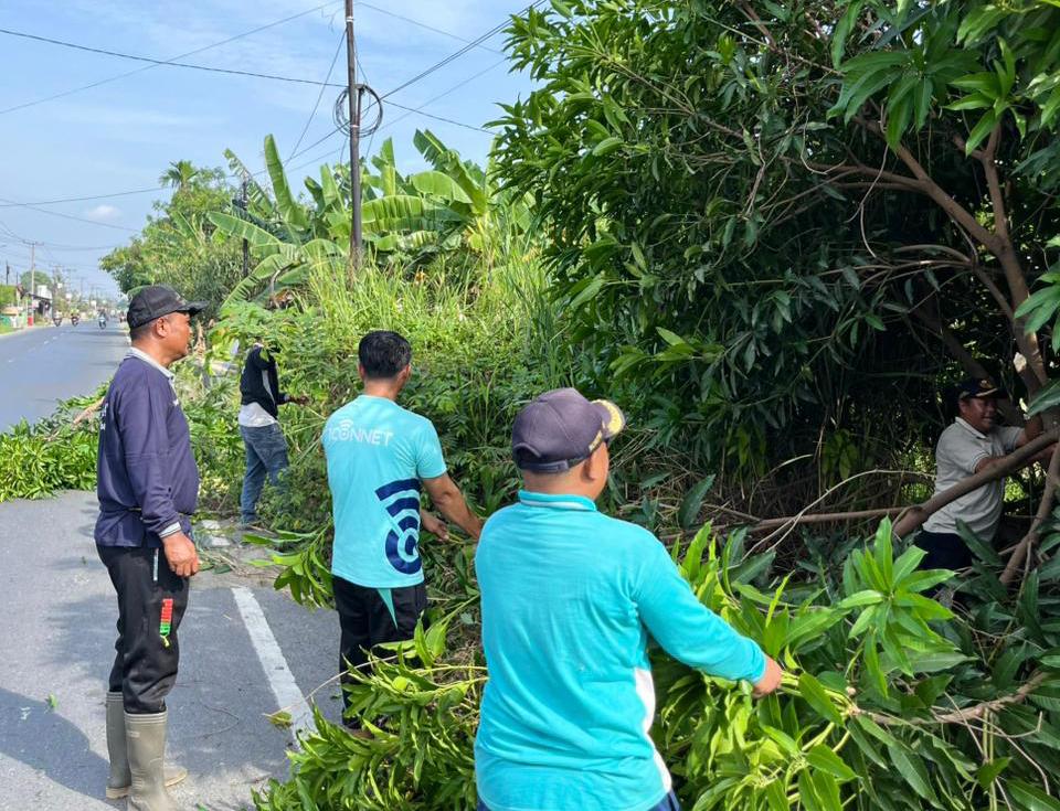 ICONNET Gelar Gotong Royong Bersama Warga Desa Baru Batang Kuis, Bersihkan Fasilitas Umum Demi Lingkungan Hijau