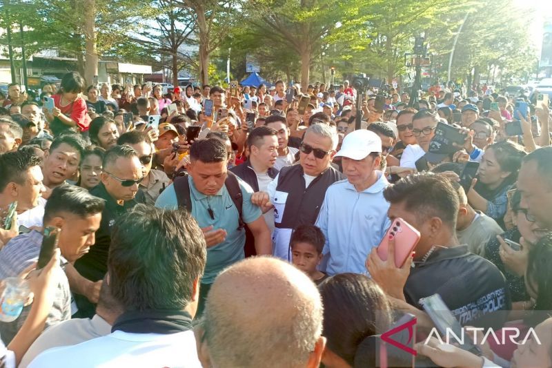 Jokowi Dikerubuti Ratusan Warga Saat Jalan Santai di CFD Kupang, UMKM Raup Cuan Lebih Cepat