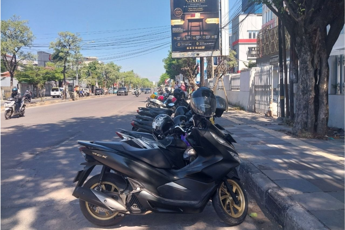 Puluhan Motor Kembali Kuasai Badan Jalan di Depan CSB Mall Cirebon, Pengawasan Satpol PP dan Dishub Dipertanyakan