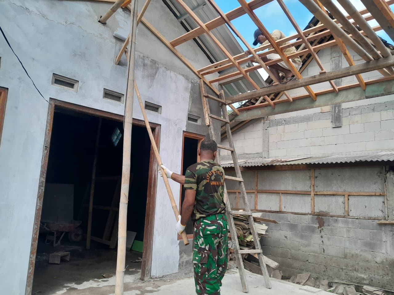Satgas TMMD Ke-129 Kodim 0714/Salatiga Renovasi Rumah Warga Tengaran, Garap Teras Agar Lebih Fungsional