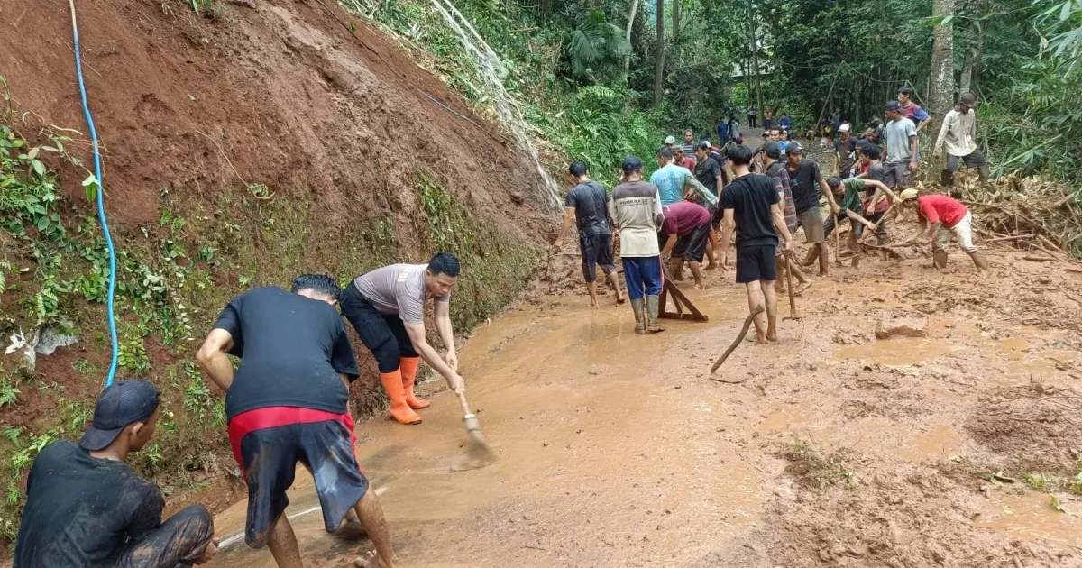 Gotong Royong Polsek Kajen dan Warga Bersihkan Longsor Tutup Akses Dukuh Bojonglarang, Jalan Kembali Normal