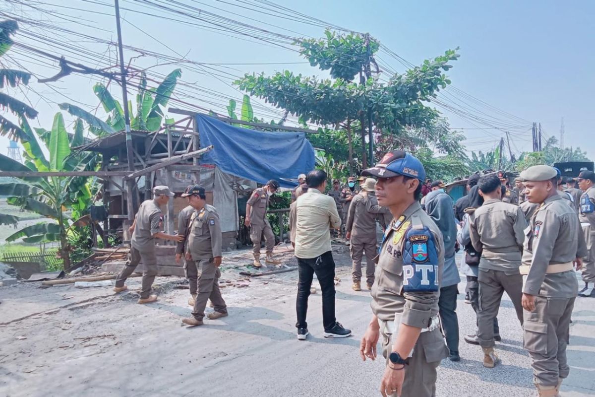 Satpol PP Kabupaten Serang Tertibkan 28 Bangunan Liar di Jalan Raya Serang–Jakarta, Satu Lapak Besi Tua Dapat Penundaan