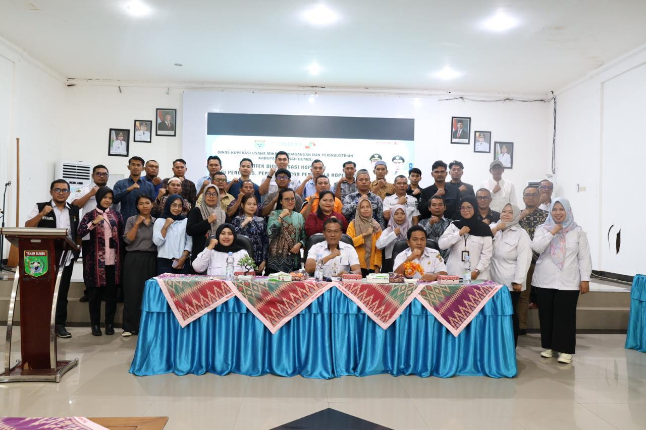 Bupati Tanah Bumbu Andi Rudi Latif Raih Penghargaan ULM Berkat Dukungan Program KKN Lingkungan Hidup