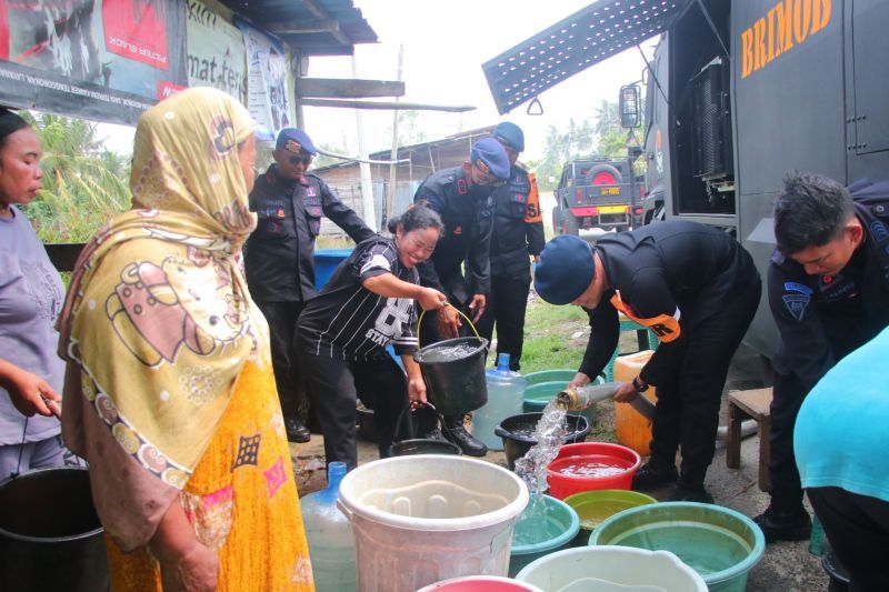 Satbrimob Polda Kaltara Kerahkan Mobil Water Cannon 5.000 Liter, Salurkan Air Bersih ke Warga Pantai Amal Tarakan