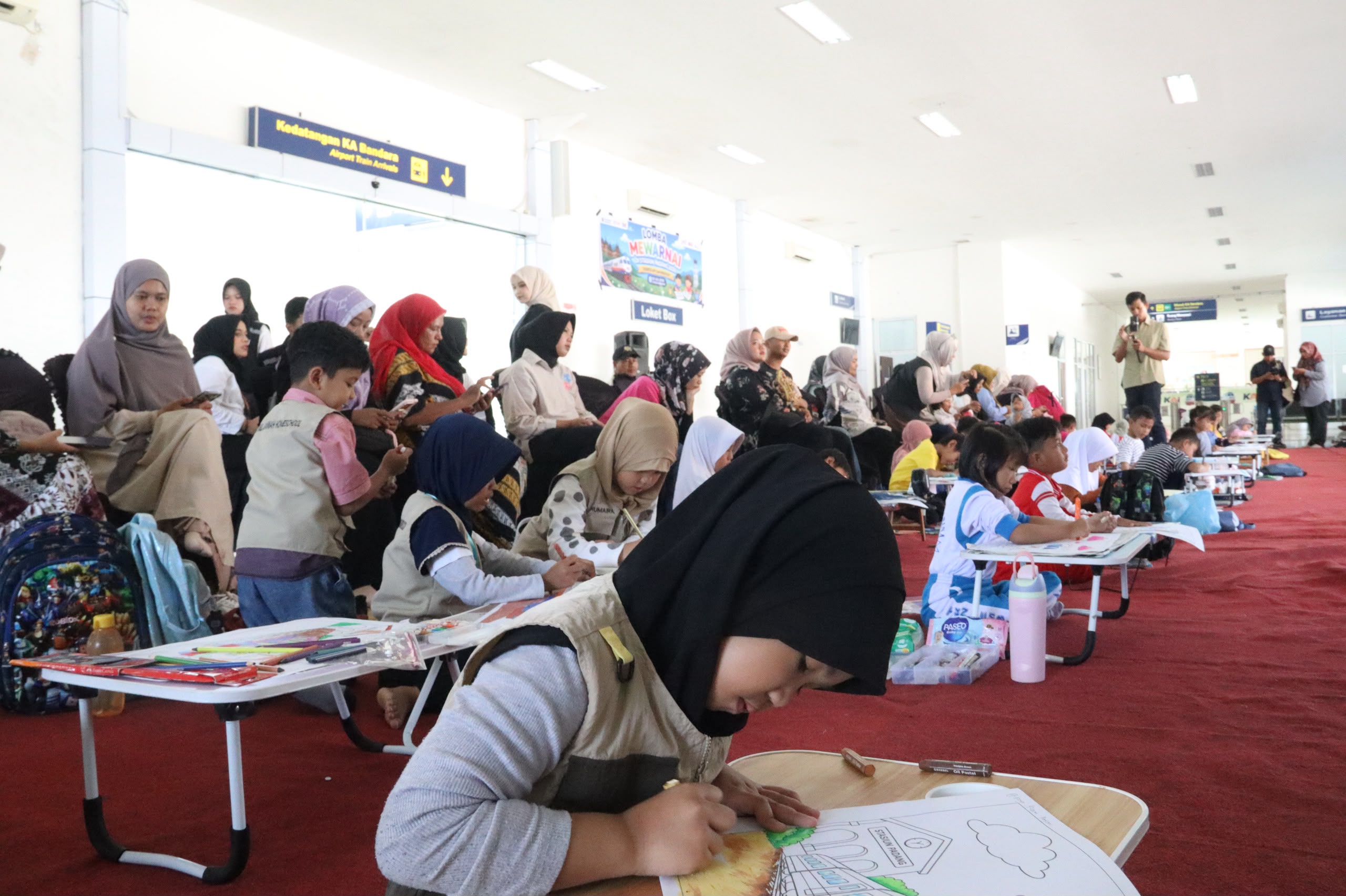 Peringati Hari Anak Nasional, KAI Divre II Sumbar Gelar Lomba Mewarnai Gratis di Peron Stasiun Padang, 48 Anak Antusias Berkreasi